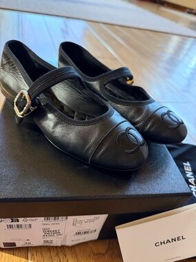 Auth. CHANEL Black Lambskin Mary Jane Flats with Gold Buckle